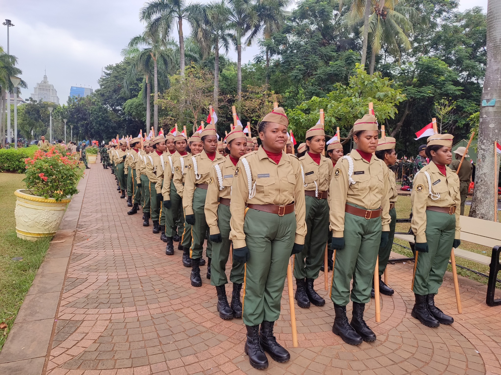 Pelajar KKRI Papua Terbaik membawa nama Daerah mewakili Kodam XVII Cenderawasih Devile Parade HUT TNI Ke 80.