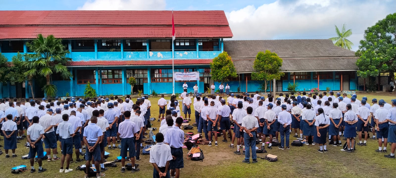 Upacara Bendera sebagai awal kegiatan MPLS di SMK Negeri 1 Teknologi dan Rekayasa Sentani